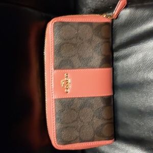 Coach Accordion Zip around Signature Wallet